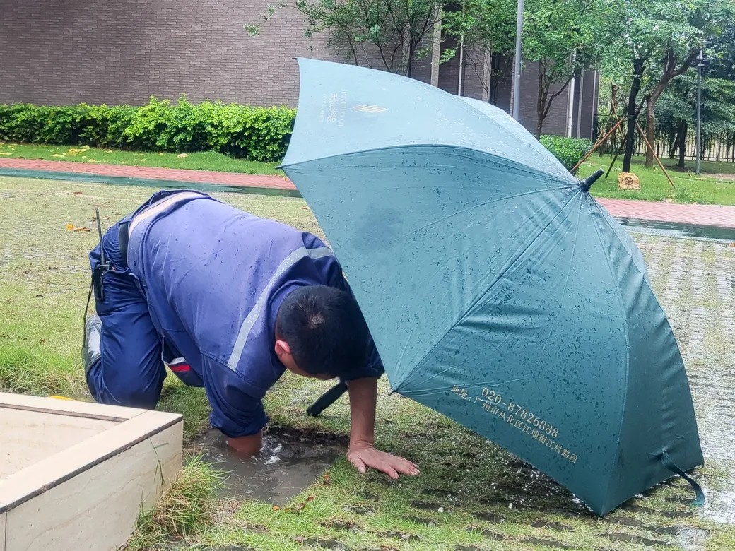 暴雨來襲 | 珠光物業(yè)人“汛”速行動，全力以赴為小區(qū)撐起“安全保護傘”